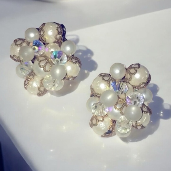 Vintage Faux Pearl AB Crystal Bead Gold Tone Clip On Earrings - Picture 1 of 2